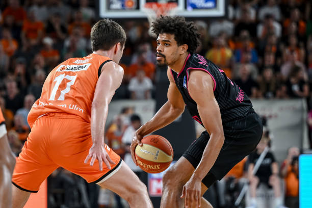 尤其是在她 尤其是在她